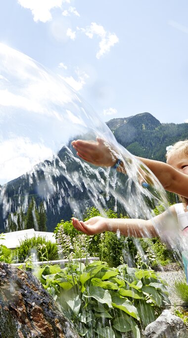 Krimmler WasserWelten, spielendes Mädchen im Aquapark | © wasserwelten.at/Michael Huber