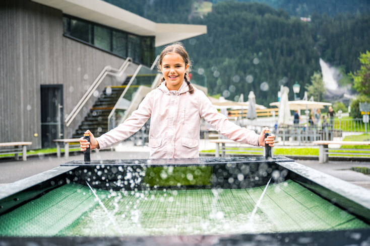 Krimml Worlds of Water, girl playing in the Aquapark | © wasserwelten.at/Michael Stabentheiner