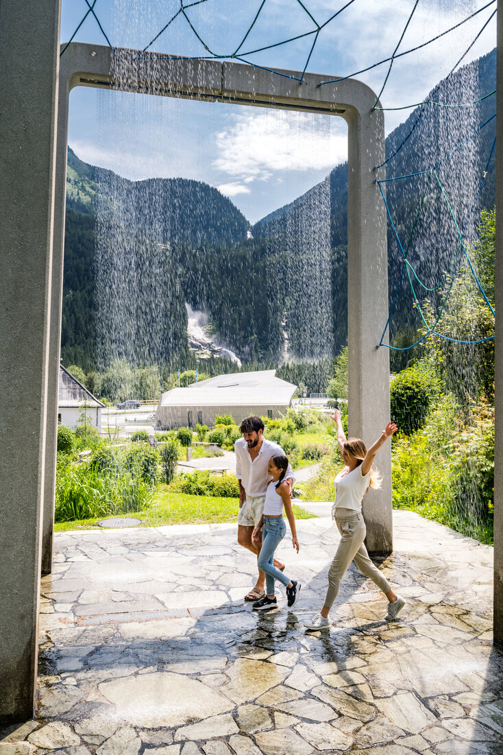 Krimmler WasserWelten, Familie unter Wasserfall-Vorhang | © wasserwelten.at/Michael Stabentheiner