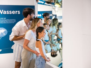 Krimml Worlds of Water, family in the "Faces of Water" exhibition in the House of Water  | © wasserwelten.at/Michael Stabentheiner