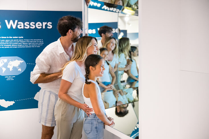 Krimmler WasserWelten, Familie in der Ausstellung "Gesichter des Wassers" im Haus des Wassers  | © wasserwelten.at/Michael Stabentheiner