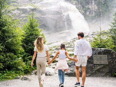 Krimmler WasserWelten, Familie bei den Krimmler Wasserfällen | © wasserwelten.at/Michael Stabentheiner