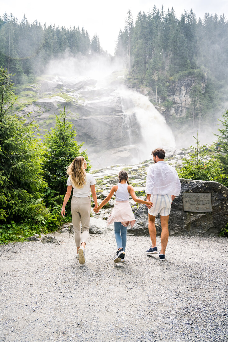 Krimmler WasserWelten, Familie bei den Krimmler Wasserfällen | © wasserwelten.at/Michael Stabentheiner