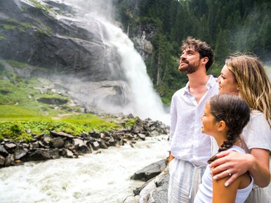 Krimml Worlds of Water, family at the Krimml Waterfalls | © wasserwelten.at/Michael Stabentheiner