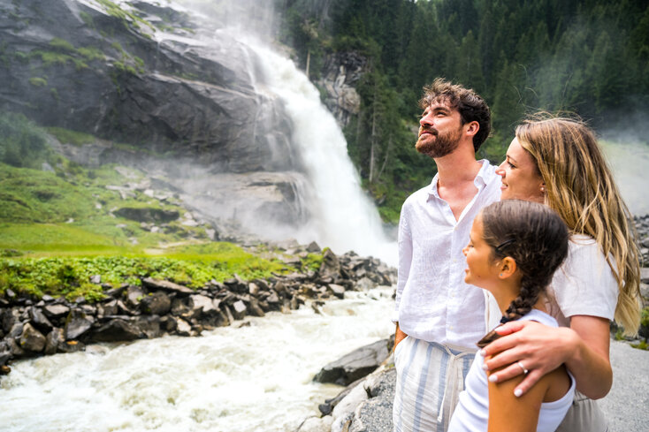 Krimml Worlds of Water, family at the Krimml Waterfalls | © wasserwelten.at/Michael Stabentheiner