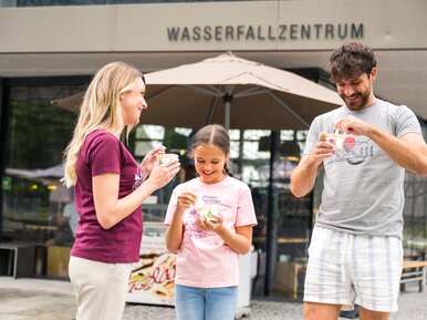 Krimmler WasserWelten, Familie vor dem Wasserfallzentrum | © wasserwelten.at/Michael Stabentheiner