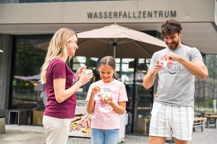 Krimmler WasserWelten, Familie vor dem Wasserfallzentrum | © wasserwelten.at/Michael Stabentheiner